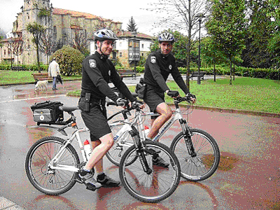 Policía ciclista en Amorebieta-Etxano